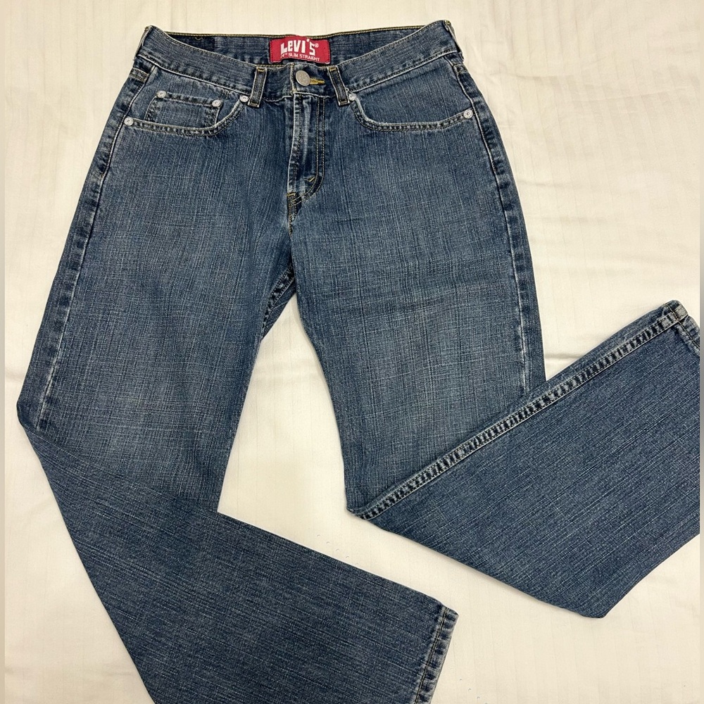 Vintage washed out Levi’s 514 slim straight jeans. Women’s size 29 (fits small).
